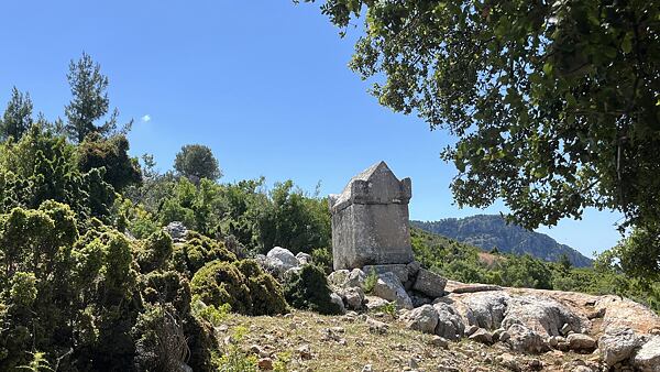 Jeden ze sarkofágů, které můžete vidět na Lýkijské stezce - typické poznávací znamení pro oblast antické Lykie