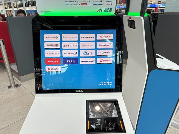 Seznam aerolinek, které umožňují použití kiosku je vždy uveden logem přímo na obrazovce kiosku