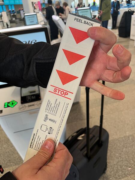 Šipky ukazují odkud kam se má papír odloupnout