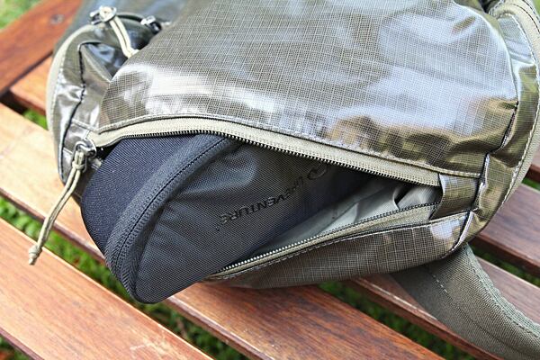 Kapsička na horním víku se hodí na drobnosti či brýle