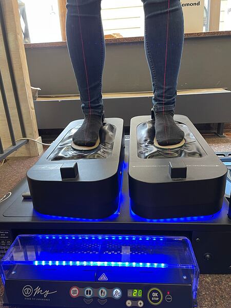 Nastavením posuvných desek a laserového zaměření zajistíme správný postoj na gelovém podloží během tvarování