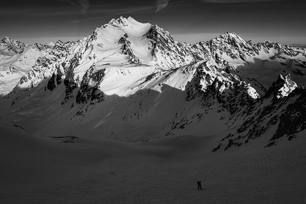Mrazivý výstup pod severní hřeben Bachfallenkopf (3176&nbsp;m). V pozadí dobře viditelná sestupová a výstupová údolí na Hoher Seeblaskogel.