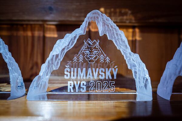 Skleněná plaketa ve tvaru hory pro vítěze 1. ročníku večerního skialpového závodu Šumavský rys