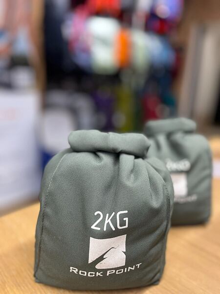 V Rock Point Havlíčkova jsou samozřejmostí různá závaží pro správné zkoušení usazení batohu na zádech