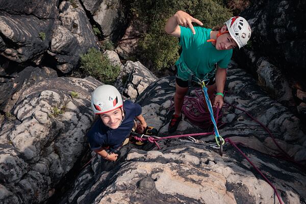 Lezení na skalách je nejen výzvou pro tělo, ale i skvělým způsobem jak strávit čas venku v přírodě mezi vrstevníky