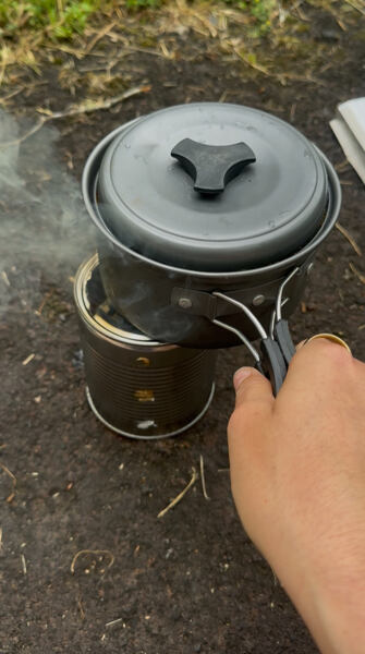 Nouzová alternativa - vařič, plechovka a podpalovač Pe-Po