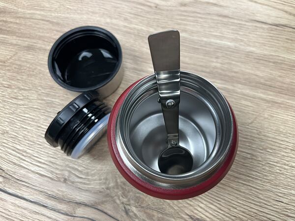 Termoska na jídlo má široké hrdlo a součástí balení je dostatečně velká lžíce