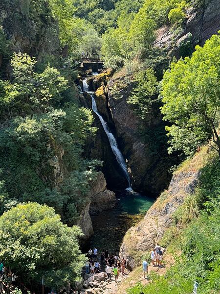 Vodopád White Drin tryská ze silného pramene a padá dolů z 25 metrů