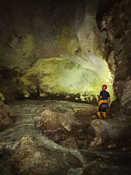 Jeskyně Sulfur (Shpella Sulfur, Sulfur Cave) – Sírová kaple v dómu Vesmír s termálním vývěrem a žlutou výzdobou z čisté síry na stěnách, s vysokou koncentrací sirovodíku
