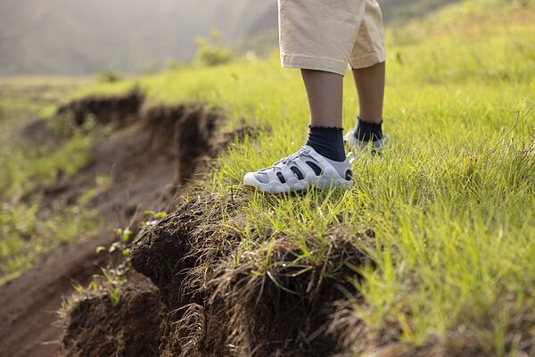 Ponožky v sandálech se kvůli praktičnosti stále více stávají trendem (i když v ČR je to spíše klasika)