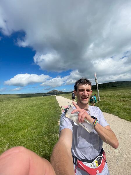 Za mnou je Sněžka, tam ale neběžíme. Stojím na rozcestí a z vašeho pohledu pokračuje trasa doleva a dolů