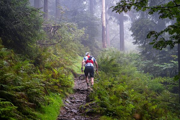 Foto: Foto: @beskydskasedmicka - Adam Korecký při náročném stoupání během závodu B7 2025