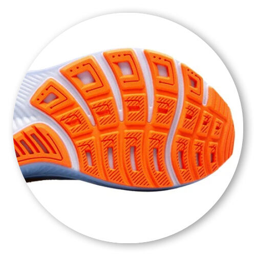 Detail na pružné drážky v podešvi silničních bot Brooks Ghost 17