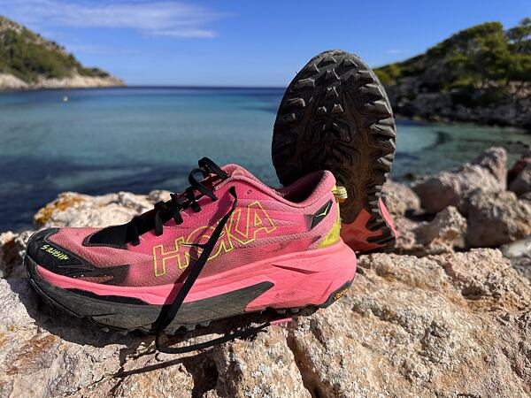 Pánské běžecké boty HOKA M MAFATE 5 – svršek je pevný a odolný se zesílenou špičkou a bota má dostatek prostoru pro prsty