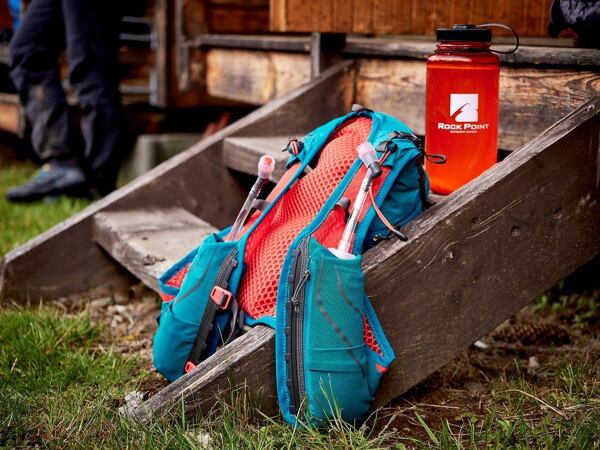 Hadičky a pítka u softflasků je nutné prostrčit vodícími gumičkami, aby při běhu volně neplandaly