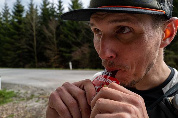 Zástupci našeho týmu doplňují energii během přeběhu Krušných hor 