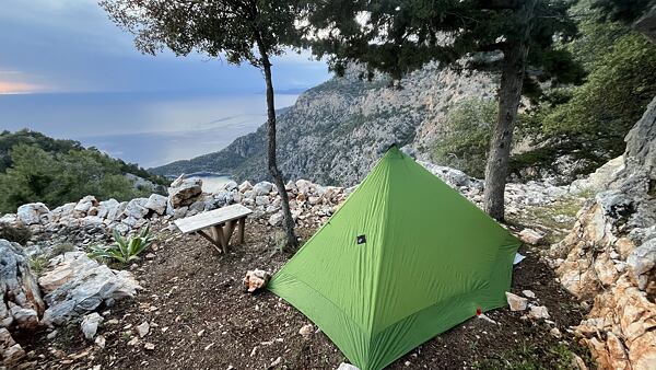 Dechberoucí výhledy přímo ze stanu - Lýkijská stezka nabízí na většině trasy povolené stanování "na divoko"