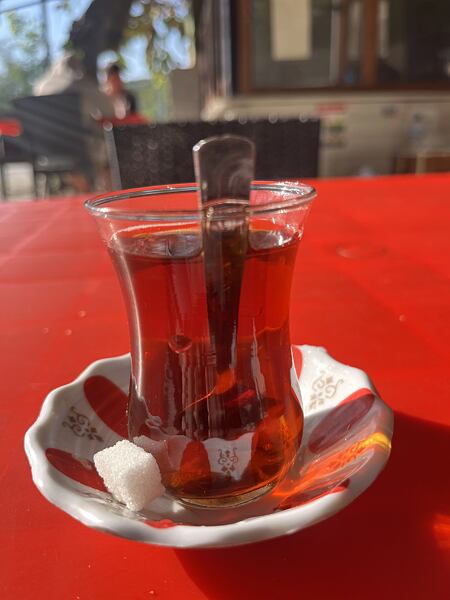 Tradiční silný turecký čaj