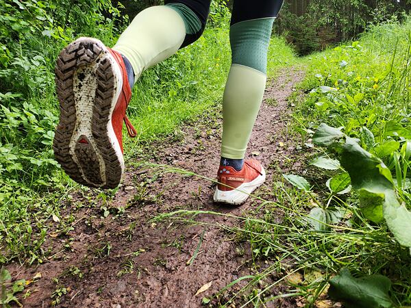 Dámské běžecké boty Salomon Aero Glide 3 GRVL – gravelová podešev je přilnavá na tvrdých i měkčích površích