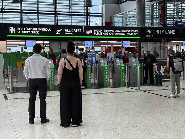 Brány před bezpečnostní kontrolou na Letišti Václava Havla v Praze