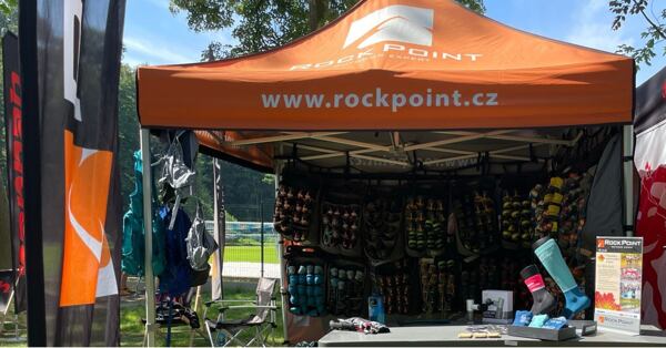Rock Point Trailrunning Station - stánek plný běžecké výbavy s výhodnější cenou i běžeckých bot na testování