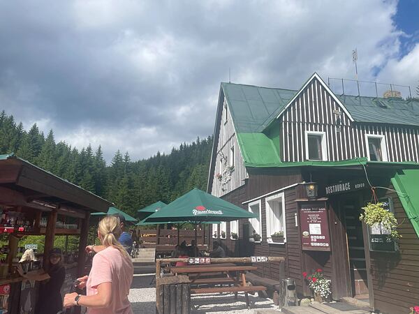 Seběh údolím Bílého Labe vás zavede k poslední občerstvovačce na trase. Tady je to už jen kousek do cíle