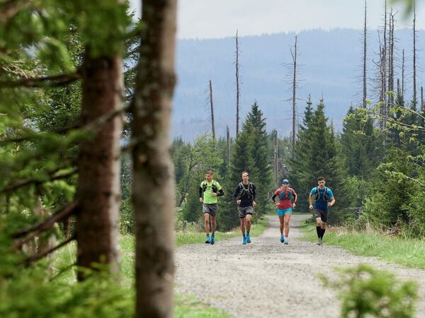 Na přeběh Krušných hor měli běžci vesty Osprey Duro a Dyna