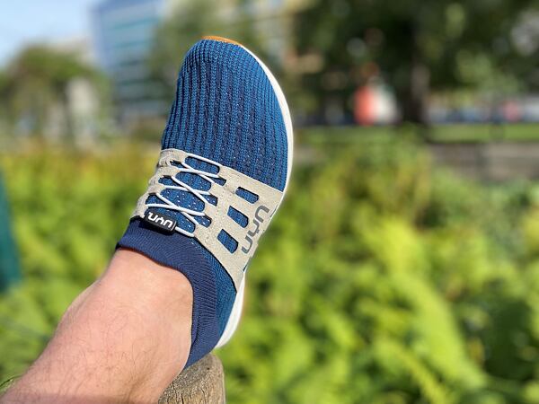 Díky strečovosti pleteniny lze boty jednoduše nazout a není třeba je dotahovat tkaničkami.