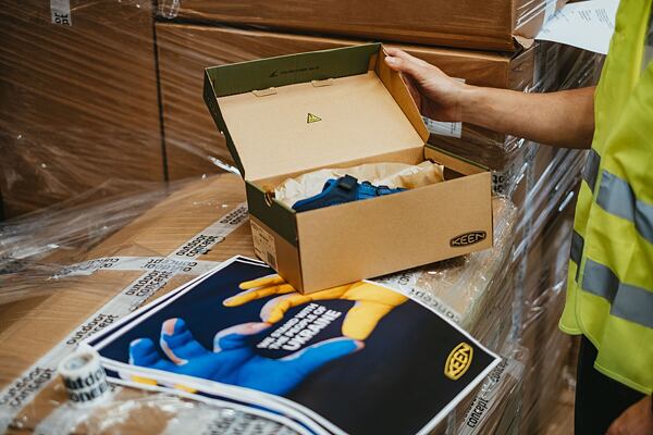 KEEN posílá 1600 dětských párů bot organizaci Člověk v tísni